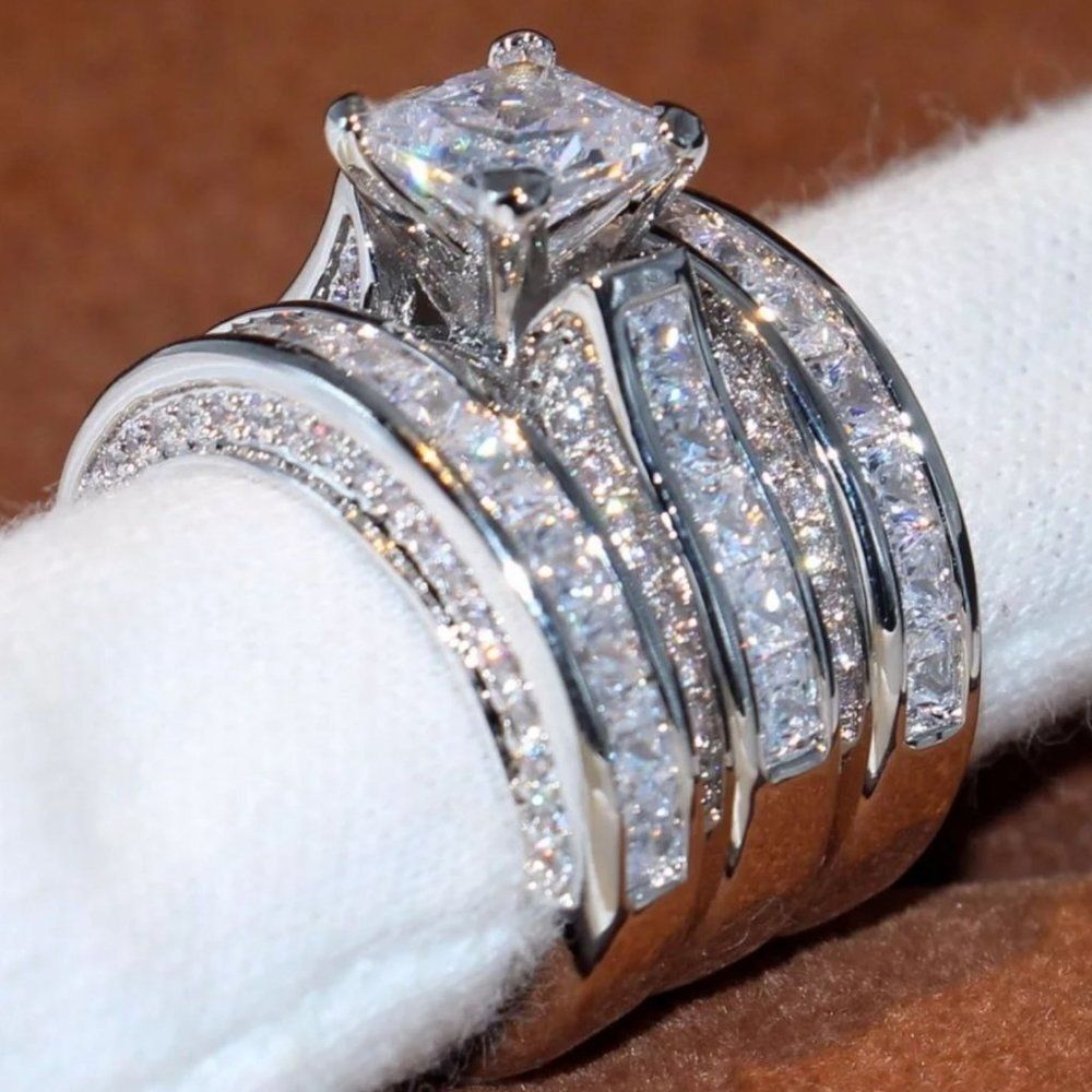 PRINCESS CUT WEDDING RING - Picture 2 of 4